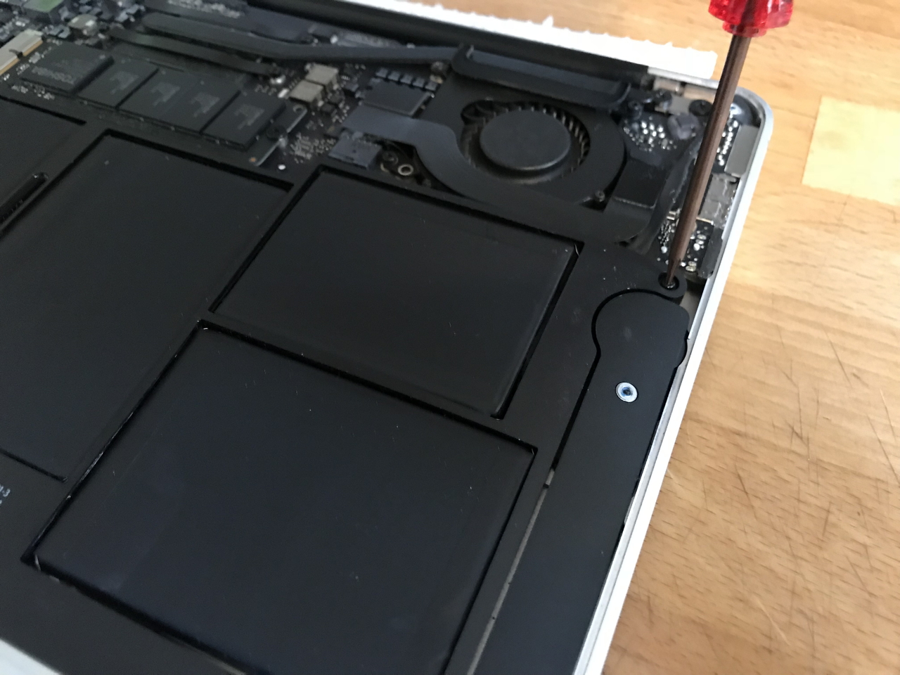 MacBook Air 11 Zoll (201015) Akku tauschen